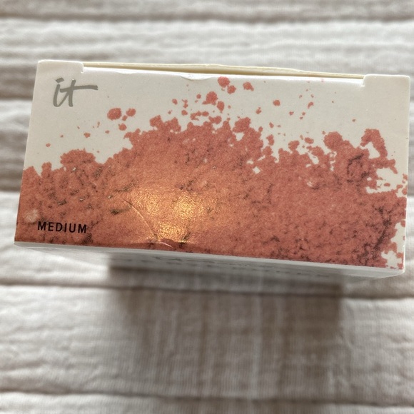 it Cosmetics Bye Bye Pores tinted finishing powder, Medium tint - Picture 9 of 9